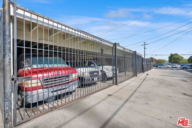 10235 S 10th Avenue, Inglewood CA: https://media.crmls.org/mediaz/7186f05a-8120-4ff6-bbd1-f9d6e9fde2eb.jpg