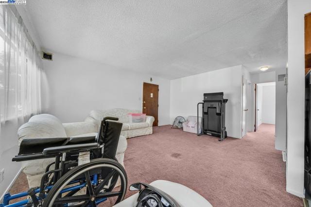 1738 7Th St, Berkeley CA: https://media.crmls.org/mediaz/7187e3ce-9b5e-4043-b960-3bb0529c4a19.jpg
