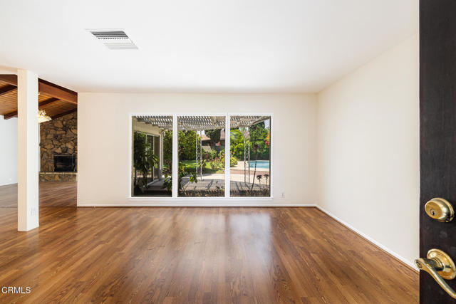 11215 Lull Street, Sun Valley CA: https://media.crmls.org/mediaz/7187f8dc-7f52-459c-bc09-783246cf4cbd.jpg