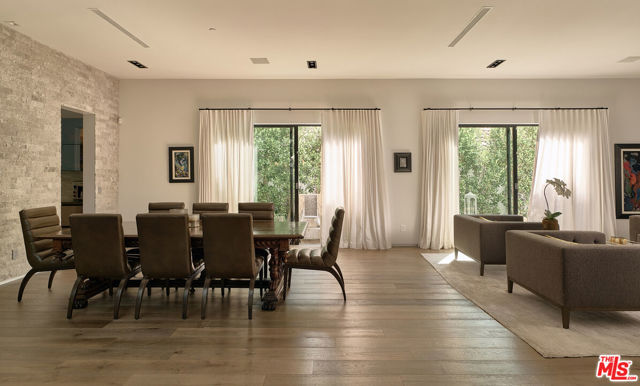 144 N Bowling Green Way, Los Angeles CA: https://media.crmls.org/mediaz/7188d4bc-6cf8-420b-ac8f-fafb406a1a17.jpg