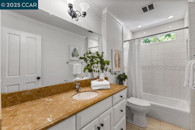 5 Kayser Ct, Walnut Creek CA: https://media.crmls.org/mediaz/718a82fc-6c0e-45ac-b43c-569e37ea9abe.jpg