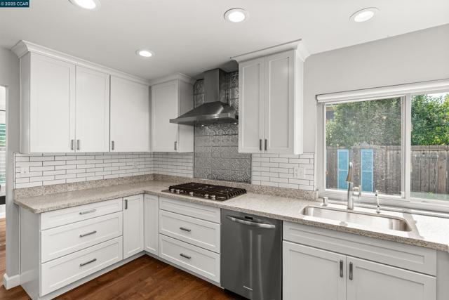 4403 Winterberry Ct, Concord CA: https://media.crmls.org/mediaz/718aadb0-e394-4d54-8088-1939ef13eb33.jpg