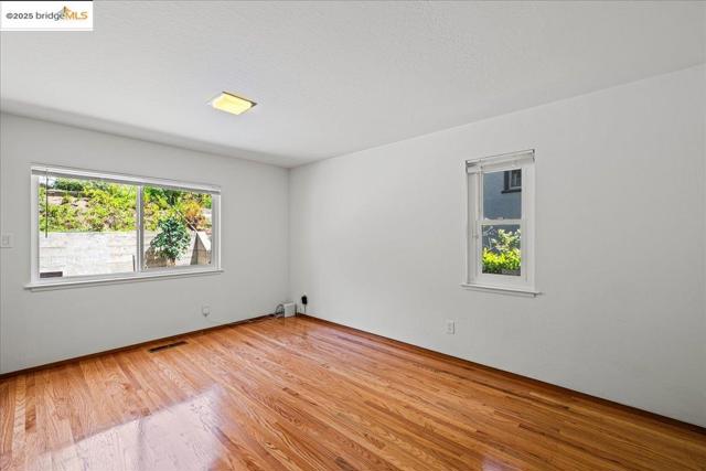 3312 Wisconsin St, Oakland CA: https://media.crmls.org/mediaz/718b0cd1-2117-437a-b371-330d77524d16.jpg