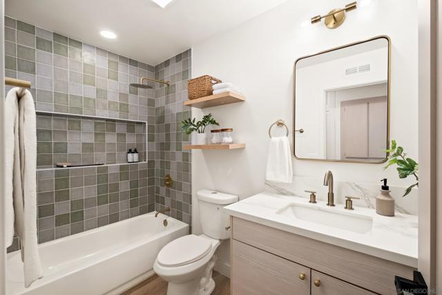 6737 Lipmann St, San Diego CA: https://media.crmls.org/mediaz/718d4ce9-4deb-433b-aaaf-92266ac7aec7.jpg
