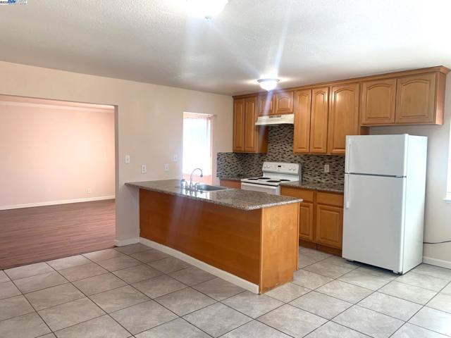 20240 Wisteria St, Castro Valley CA: https://media.crmls.org/mediaz/718dc031-b12d-4824-9065-be3e55e2d835.jpg