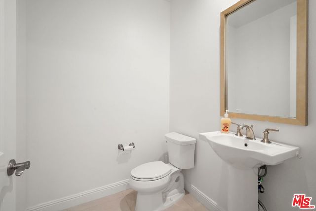 20244 W Albion Way, Porter Ranch CA: https://media.crmls.org/mediaz/718e4450-6a8a-4279-860f-bf580a171c0f.jpg