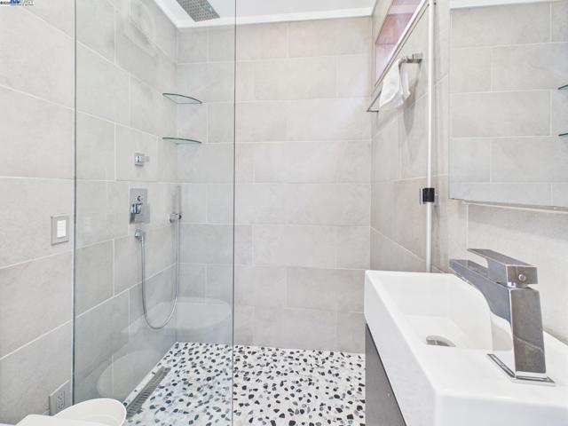 1709 Myrtle St, Oakland CA: https://media.crmls.org/mediaz/718f4382-c651-466b-9e6b-e9ba0cb03319.jpg