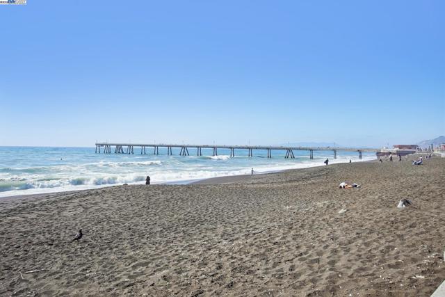 400 Paloma Ave, Pacifica CA: https://media.crmls.org/mediaz/718f6bc4-0239-4ef8-834f-282afcf94b3c.jpg