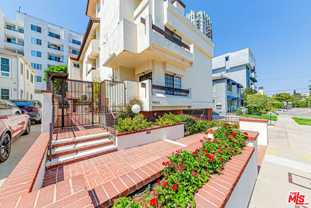 10611 Ashton Avenue, Los Angeles CA: https://media.crmls.org/mediaz/71905f98-526e-4545-a7e1-083c163a3eb2.jpg