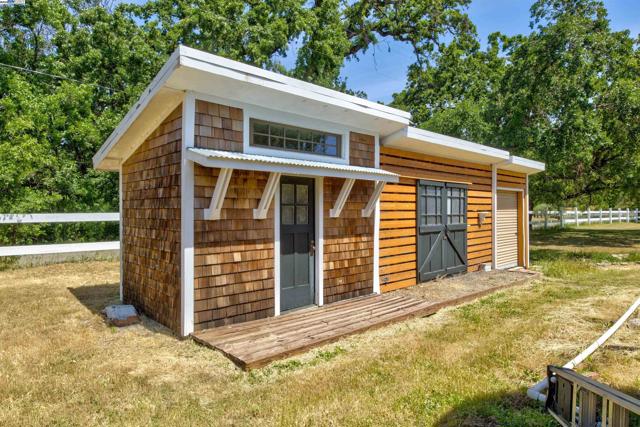 2051 Dollarhide Rd,  CA: https://media.crmls.org/mediaz/71910933-66f1-4e5e-b488-5934c497994a.jpg