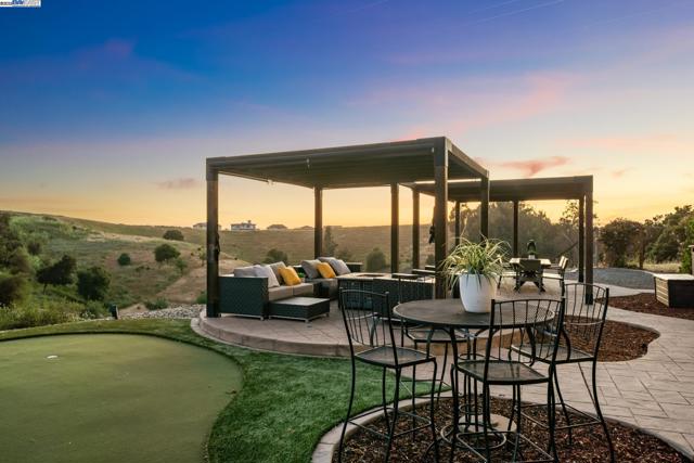 3879 Blackstone Ct, Castro Valley CA: https://media.crmls.org/mediaz/719109ef-0e18-492a-bb4e-8e88954c9c23.jpg