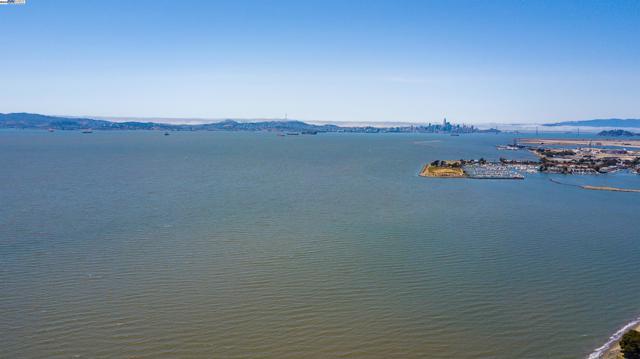 1001 Shoreline Dr, Alameda CA: https://media.crmls.org/mediaz/71915315-9afb-4608-97c5-9b0940e1327c.jpg