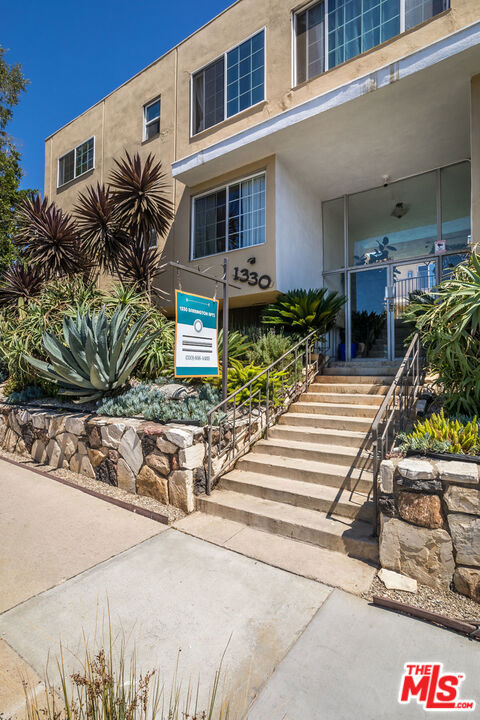 1330 S Barrington Avenue, Los Angeles CA: https://media.crmls.org/mediaz/7191a716-9dab-4c85-aaf3-96a55be44c4d.jpg