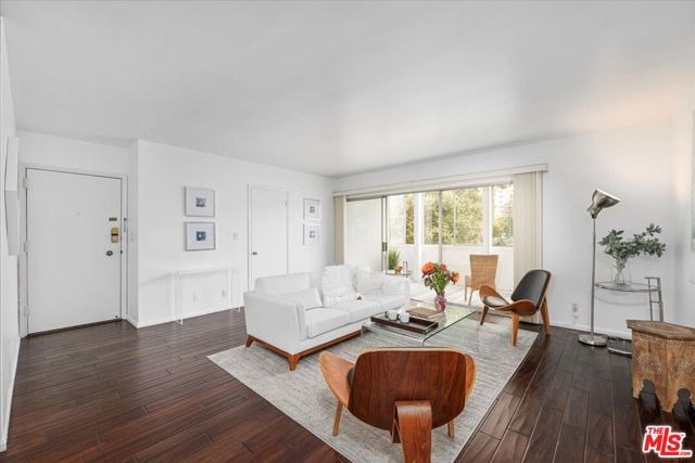1101 Lincoln Boulevard, Santa Monica CA: https://media.crmls.org/mediaz/7191a900-c83f-4863-8118-22d1be927162.jpg