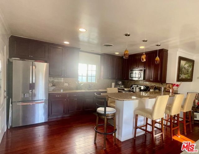 10704 Oro Vista Avenue, Sunland CA: https://media.crmls.org/mediaz/7191e1fe-34a6-422a-bd28-15841cd8d1ea.jpg