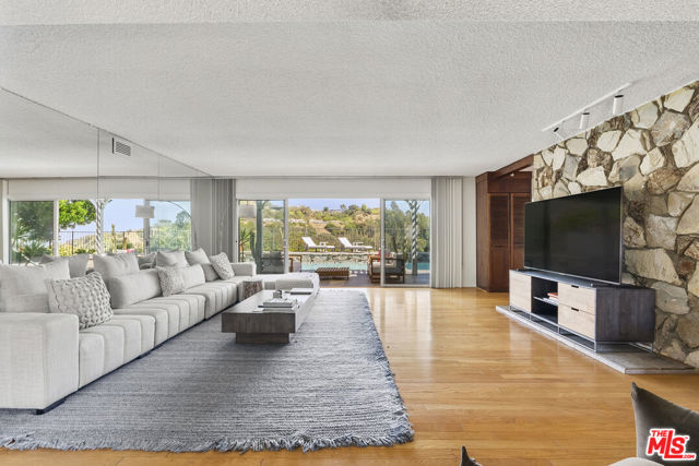 2252 Gloaming Way, Beverly Hills CA: https://media.crmls.org/mediaz/7191ef5e-2d4e-44fc-a102-f12b55a63572.jpg