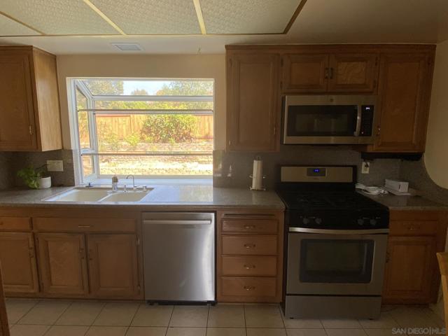 1543 Calle Violetas, Encinitas CA: https://media.crmls.org/mediaz/71928506-3da6-4352-8e1c-ab0b19f5cee8.jpg