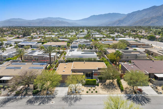 1069 Azure Court, Palm Springs CA: https://media.crmls.org/mediaz/71934354-4722-4182-978d-b16028dc7d4e.jpg