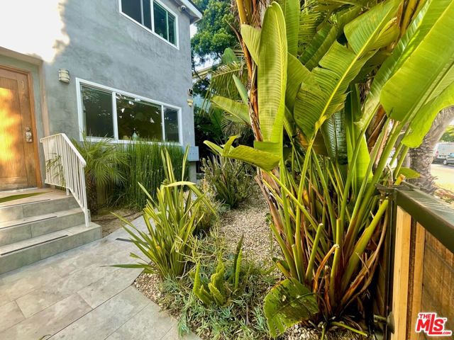635 WESTMINSTER Avenue, Venice CA: https://media.crmls.org/mediaz/71937a79-2c49-4c04-8ce6-b26e1a3166f9.jpg