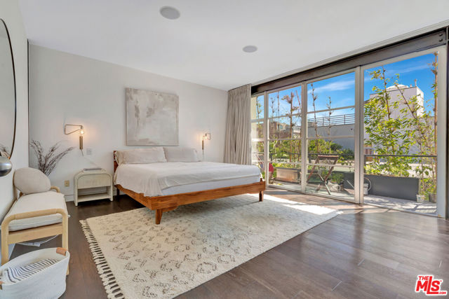 25 Brooks Avenue, Venice CA: https://media.crmls.org/mediaz/7193dc18-834b-4c69-9f39-87a20e1f6670.jpg