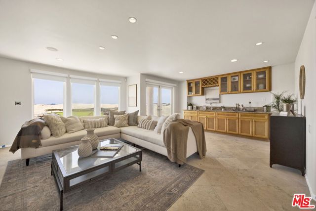 7019 E Seaside Walk, Long Beach CA: https://media.crmls.org/mediaz/719571aa-0b91-44ee-9eab-991184d99b91.jpg