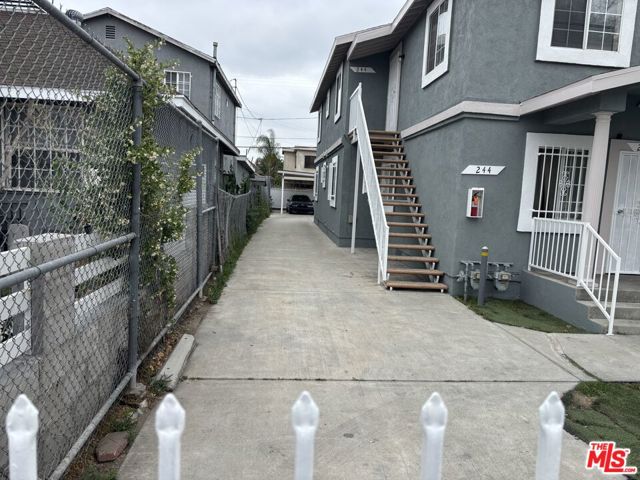 242 W 60th Street, Los Angeles CA: https://media.crmls.org/mediaz/7196a1e6-4c05-4bca-8a38-510df89cad03.jpg
