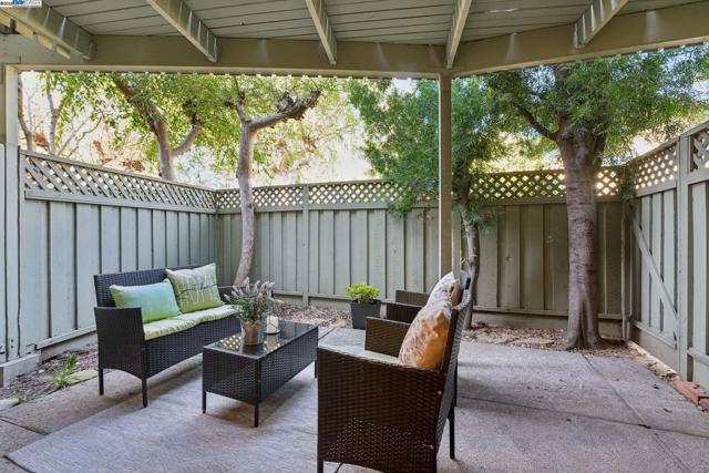278 Monroe Dr., Mountain View CA: https://media.crmls.org/mediaz/7196ae32-2e1f-456e-9848-403ee699c61d.jpg