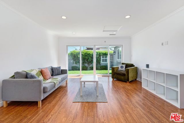 3504 Redwood Avenue, Los Angeles CA: https://media.crmls.org/mediaz/7196be41-1f8b-4816-9d98-079efa1f6ce9.jpg