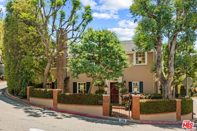 1376 San Ysidro Drive, Beverly Hills CA: https://media.crmls.org/mediaz/7197a220-3a63-4260-a390-955ba9620fdb.jpg