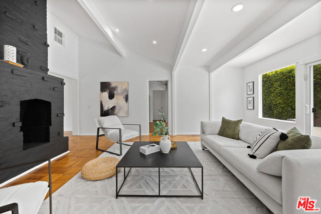 5432 Fulton Avenue, Sherman Oaks CA: https://media.crmls.org/mediaz/7197f119-9dc7-4e7b-9a0e-2dde71859d14.jpg