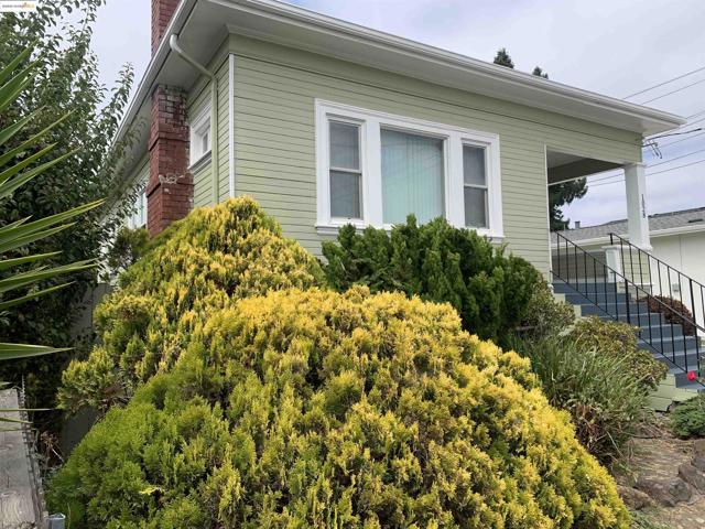 1028 61st St, Oakland CA: https://media.crmls.org/mediaz/71987c21-ab4c-45e8-ab53-7bf5fce52621.jpg