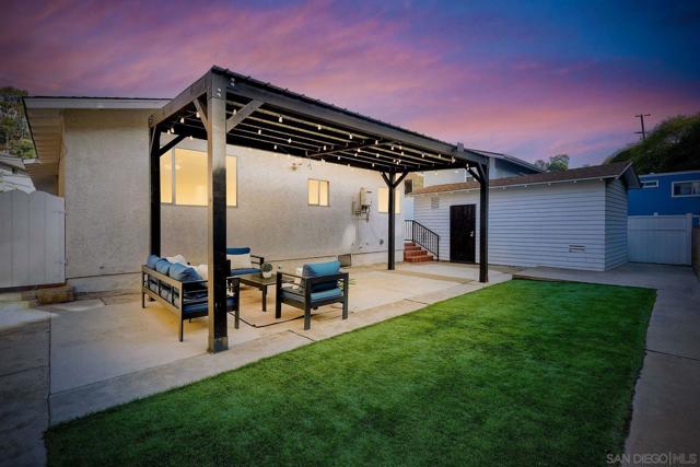 3476 Reynard Way, San Diego CA: https://media.crmls.org/mediaz/7199227f-74cf-43a6-a021-41ec1eaae3d7.jpg