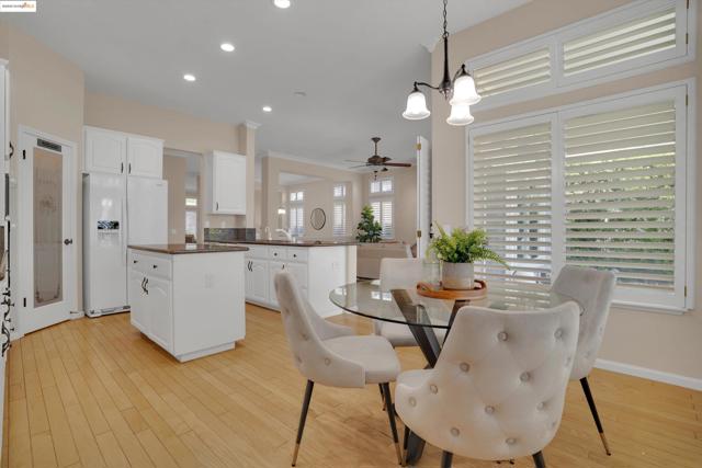 540 Central Park Pl, Brentwood CA: https://media.crmls.org/mediaz/719a216c-3dd5-4801-a475-368adbfab411.jpg
