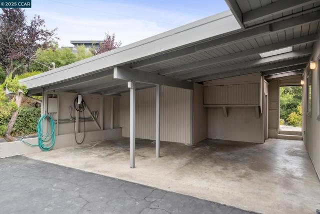 12 La Cresta Rd, Orinda CA: https://media.crmls.org/mediaz/719b04ad-02bd-469e-a7f8-118bf5743ce9.jpg