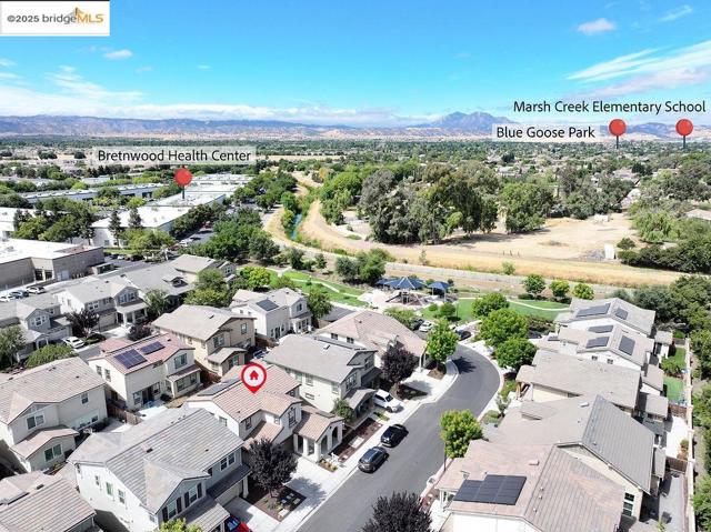 89 Baird Cir, Brentwood CA: https://media.crmls.org/mediaz/719b5562-1adf-42d6-81b4-ba72516e365d.jpg