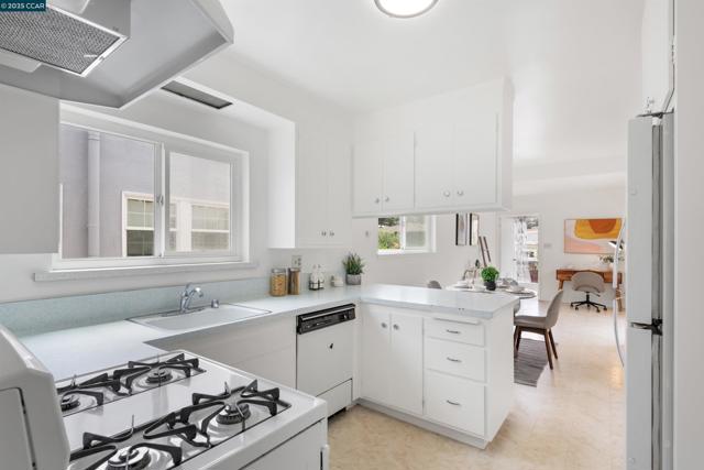 708 Cornell Ave, Albany CA: https://media.crmls.org/mediaz/719bbed6-f60a-497a-8435-e6a9896d169a.jpg