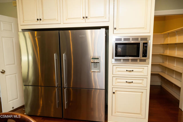 385 Somerset Circle, Thousand Oaks CA: https://media.crmls.org/mediaz/719c0846-a645-42fb-8365-cc41b085a0ce.jpg