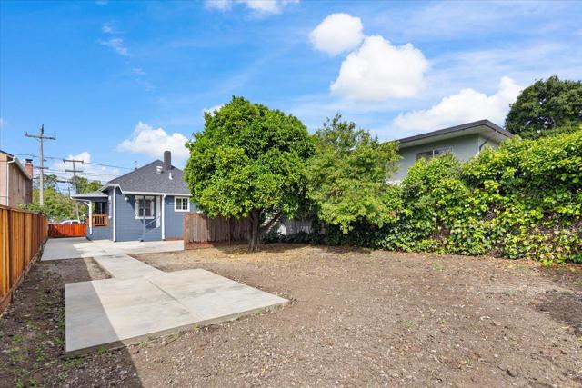 8850 Dowling Street, Oakland CA: https://media.crmls.org/mediaz/719d1ccf-71d1-4031-b944-f9c930323b4a.jpg