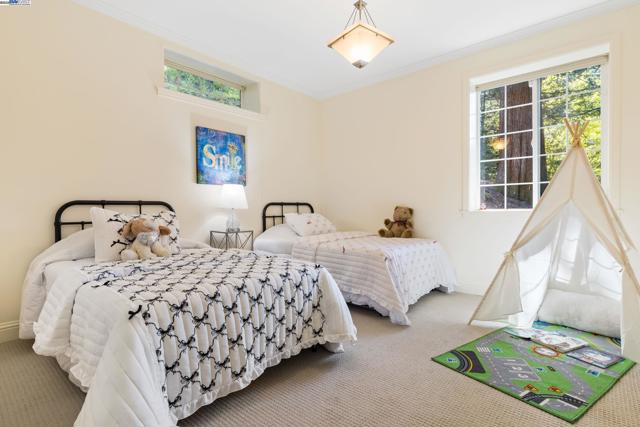 6440 Longcroft Dr, Oakland CA: https://media.crmls.org/mediaz/719d2814-71fc-43f2-9386-cdd7a88b16c1.jpg