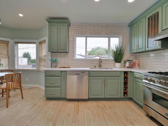3000 56th Avenue, Oakland CA: https://media.crmls.org/mediaz/719e08cc-c2ec-4571-9b71-c2281a10e76e.jpg