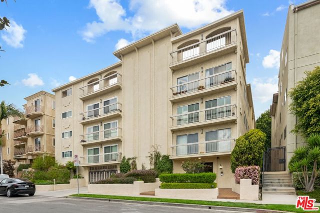 2318 Fox Hills Drive, Los Angeles CA: https://media.crmls.org/mediaz/719ee610-0879-4b58-a040-fb1e9cf53f0a.jpg