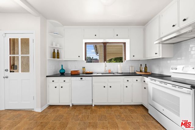 822 Pine Street, Santa Monica CA: https://media.crmls.org/mediaz/719f2bf6-e5f4-4ce1-95b9-5cf98be23b59.jpg