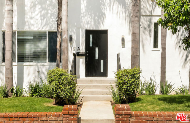 151 S Rexford Drive, Beverly Hills CA: https://media.crmls.org/mediaz/719ff9e5-b4e9-4d77-99cf-74f969088caf.jpg