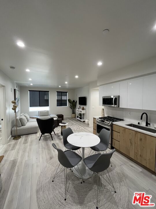 124 S Croft Avenue, Los Angeles CA: https://media.crmls.org/mediaz/71a07671-c2ed-4575-8293-097495e4cd08.jpg