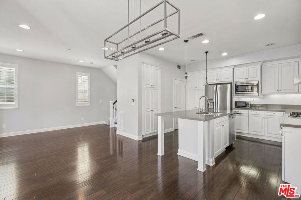 71a096fe 8323 4c8b 8d78 09aab3de106d