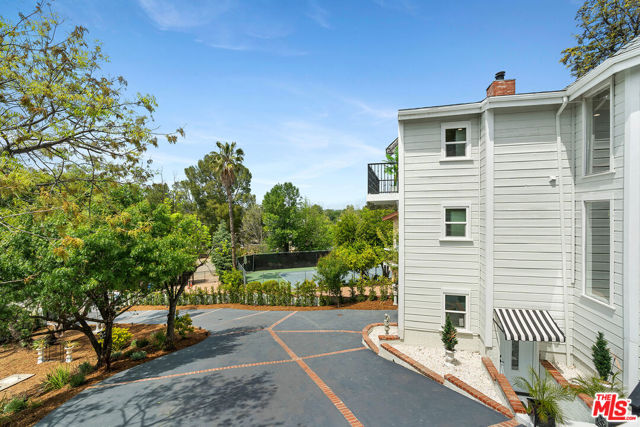 19555 Oxnard Street, Tarzana CA: https://media.crmls.org/mediaz/71a0e83d-5184-475f-9b43-d5b884bcf6f6.jpg