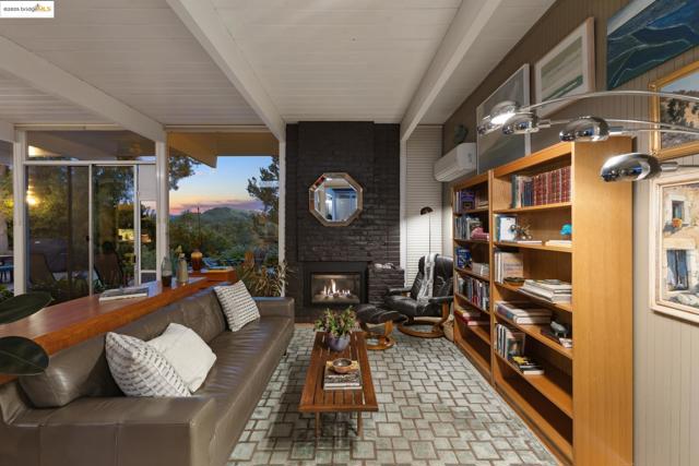 5345 Crown Ct, Castro Valley CA: https://media.crmls.org/mediaz/71a13ac9-a3c9-400b-a101-5578fb659e9e.jpg