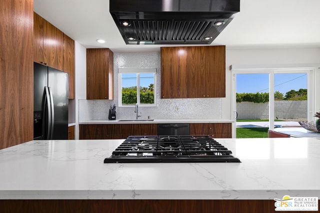 2002 N Whitewater Club Drive, Palm Springs, CA 92262