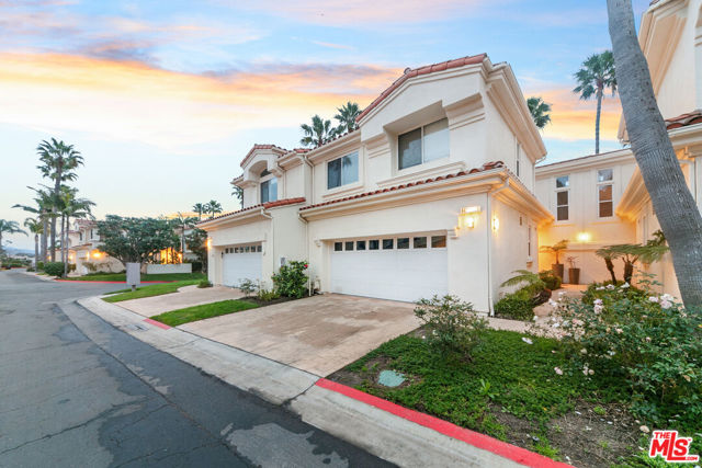 6477 Zuma View Place, Malibu CA: https://media.crmls.org/mediaz/71a195da-e941-474e-a588-e1a1342d4e31.jpg