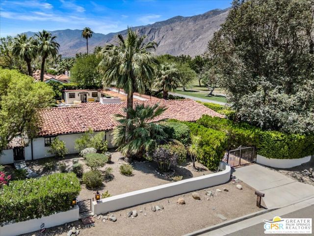 1011 E El Alameda, Palm Springs CA: https://media.crmls.org/mediaz/71a1ace8-a1f0-4b5d-a858-6ce07f6df727.jpg